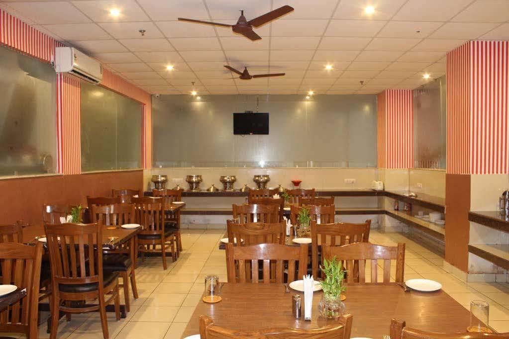 Red Carpet Hotels Noida Extérieur photo