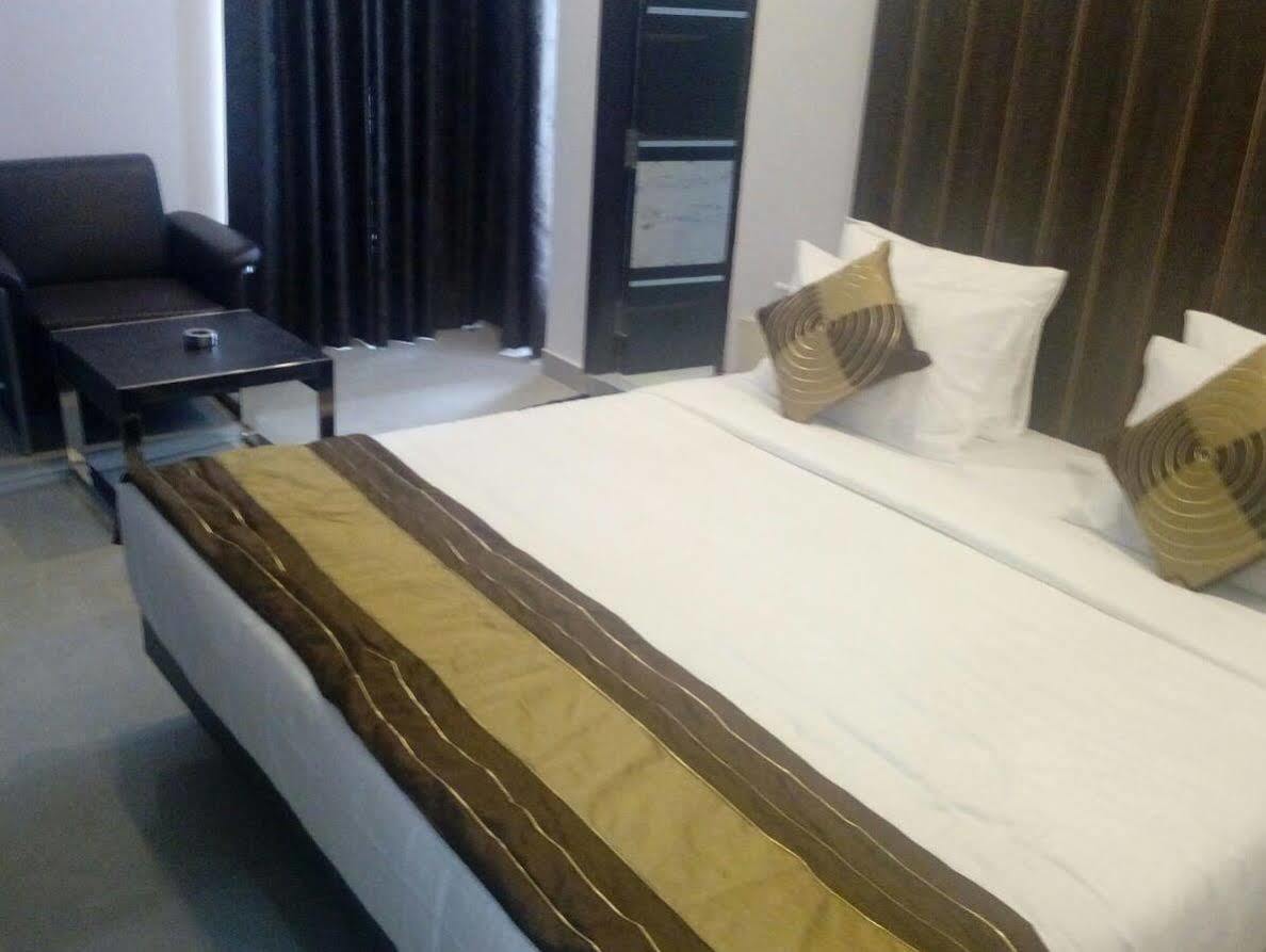 Red Carpet Hotels Noida Extérieur photo